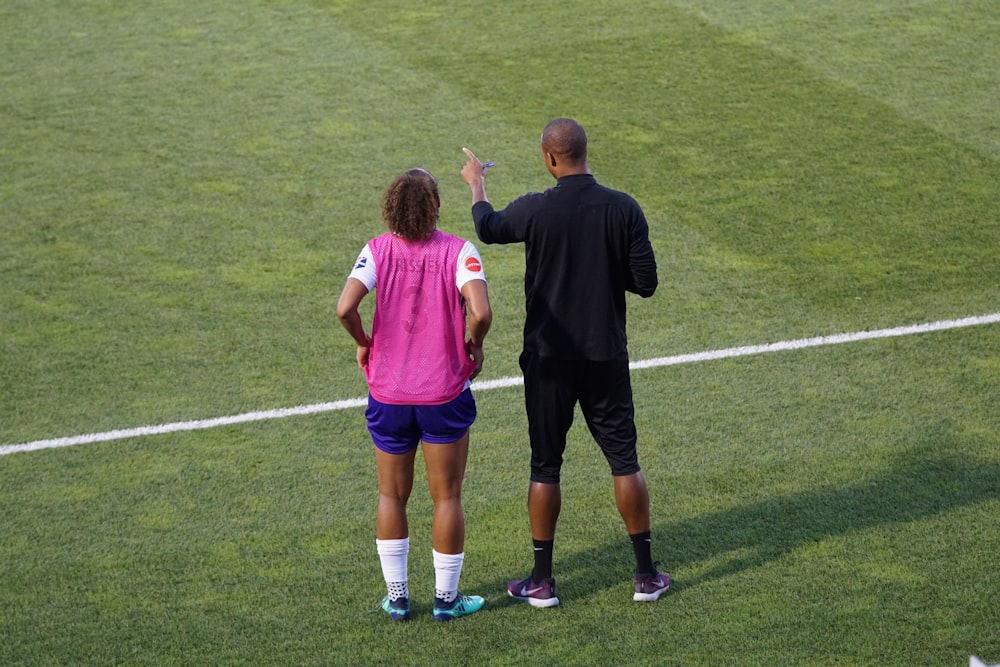 homem e mulher em pé no campo