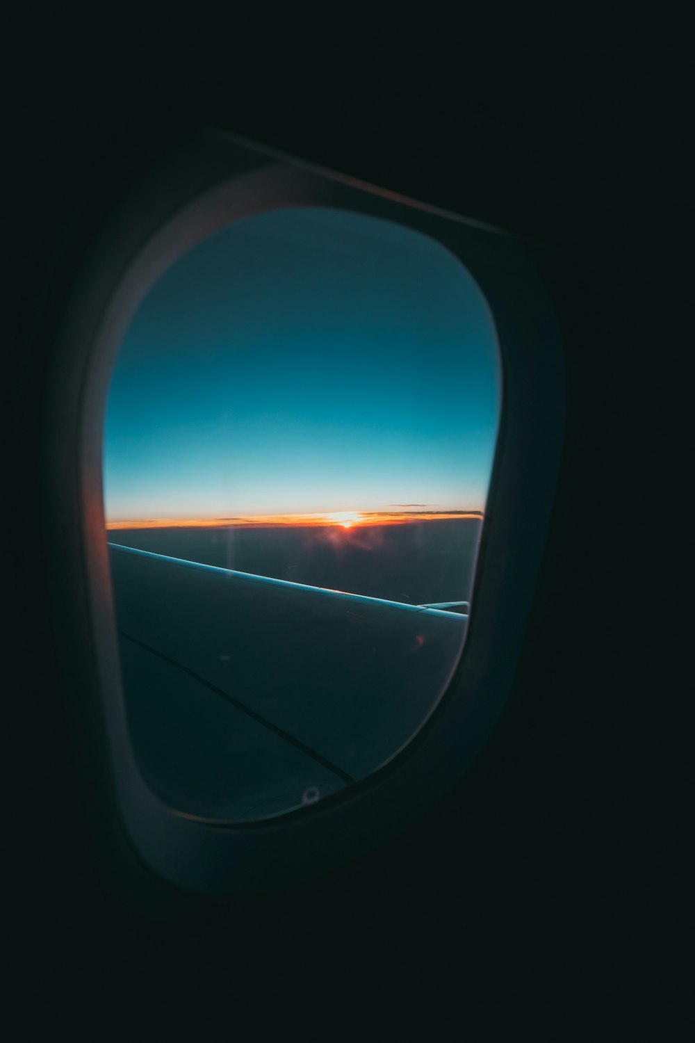 Photographie de l’avion de la fenêtre du nuage