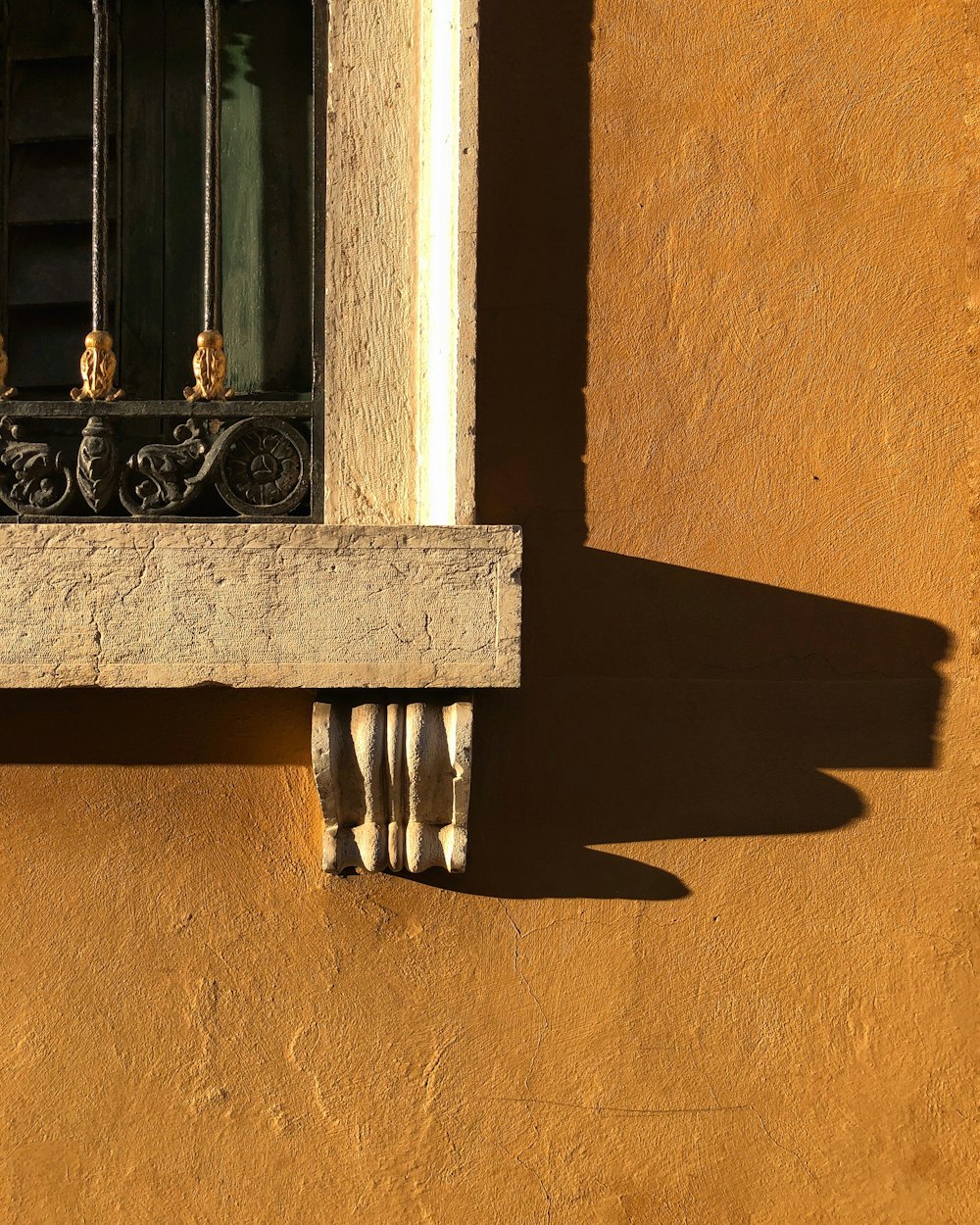 Foto de enfoque superficial de la ventana durante el día