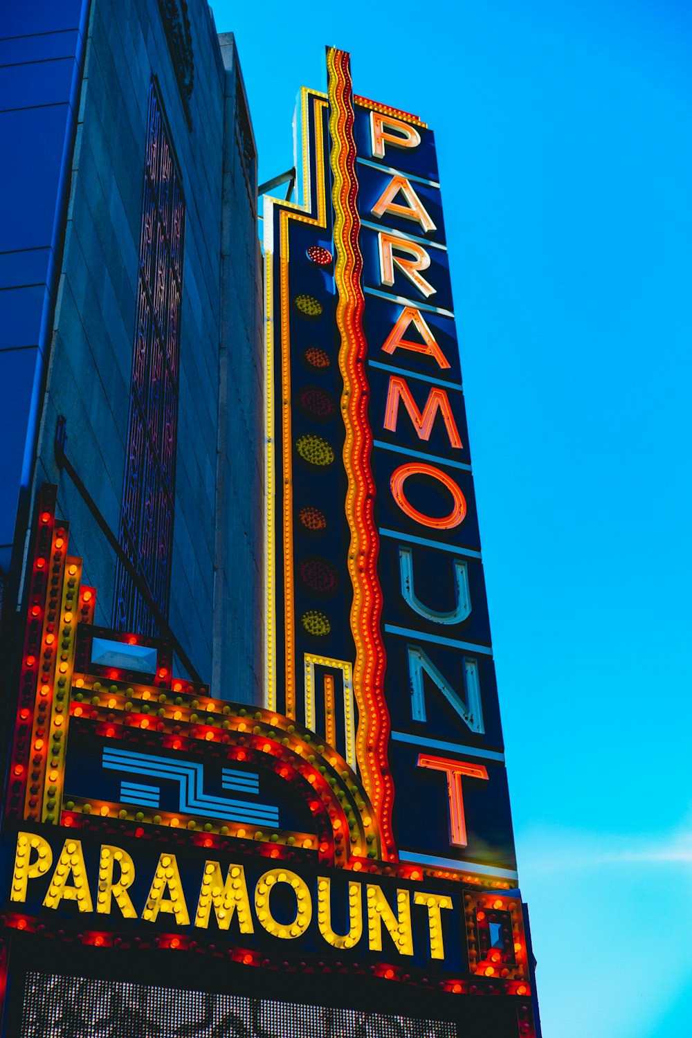 foto dell'insegna Paramount sotto il cielo azzurro