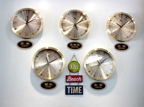A clock showing different time zones illustrating flexible lesson times.