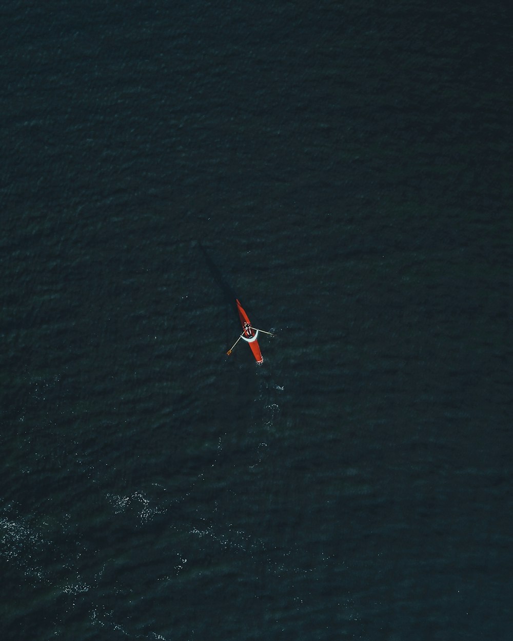 Fotografía aérea de una persona montando en kayak durante el día