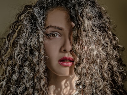 woman's face on focus photo