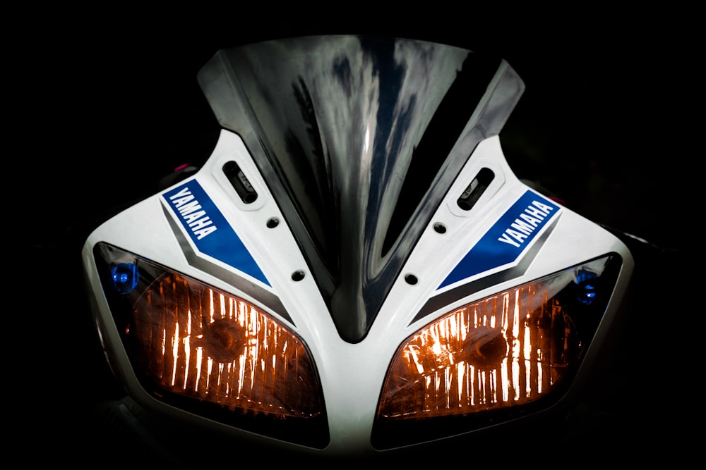 weißer und blauer Yamaha-Sportmotorrad-Scheinwerfer