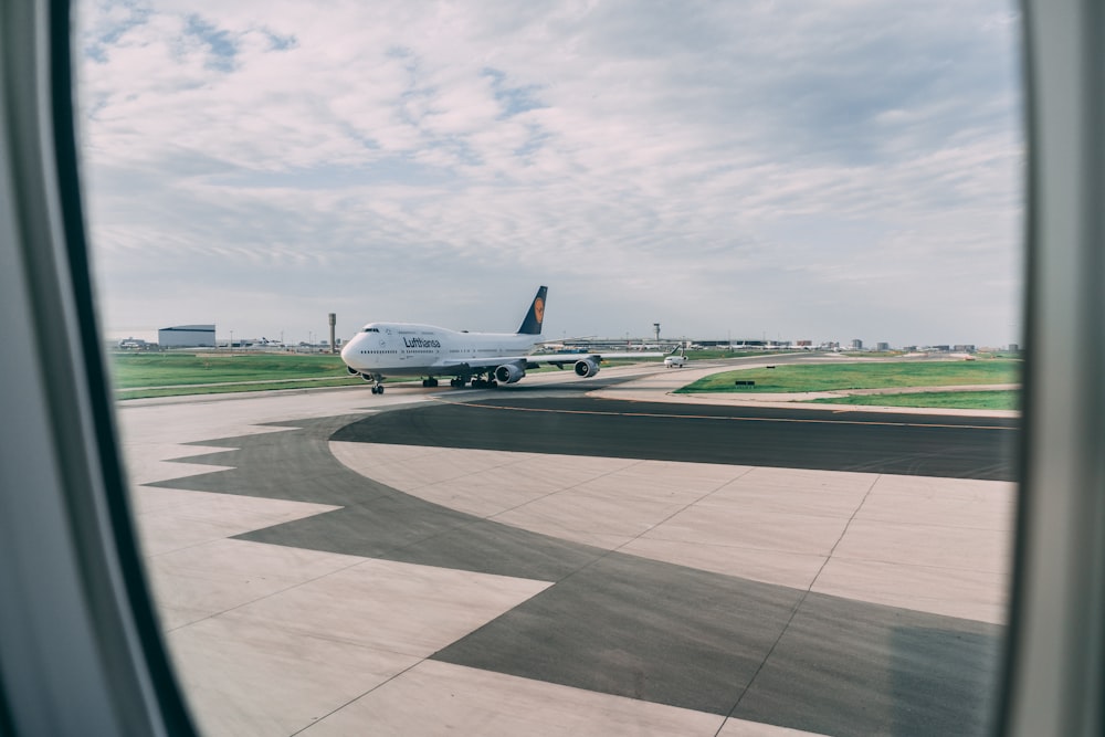 Avião azul e branco no aeroporto