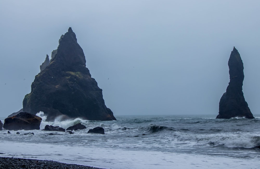 îlots près du rivage de la plage