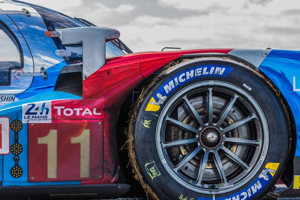 Foto de primer plano de un coche de carreras