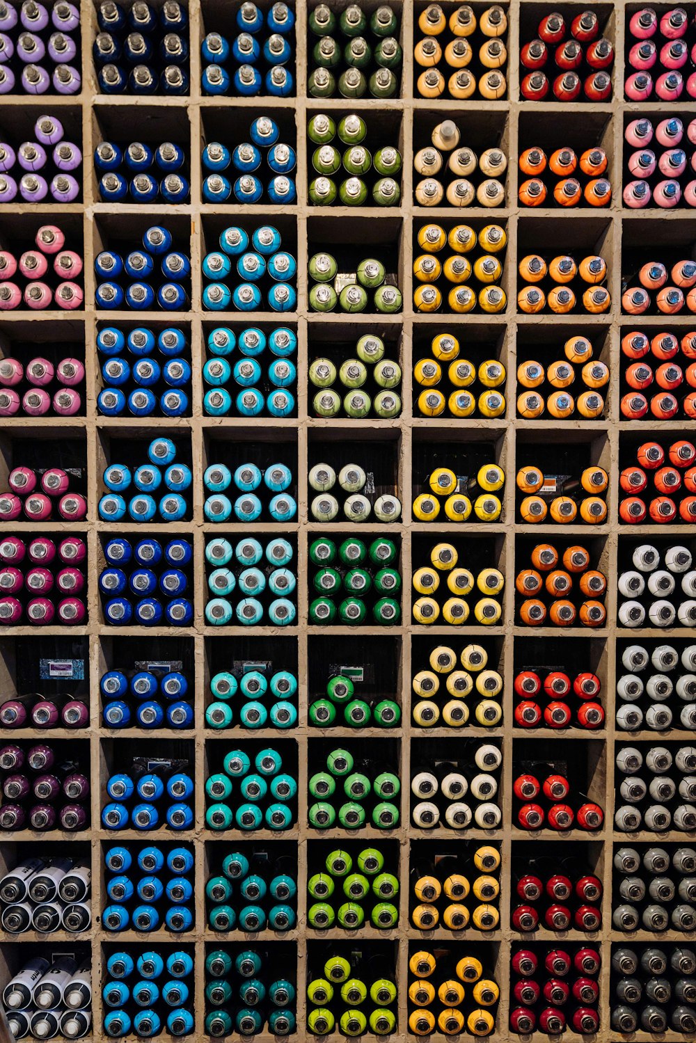 lot de conteneurs de couleurs assorties