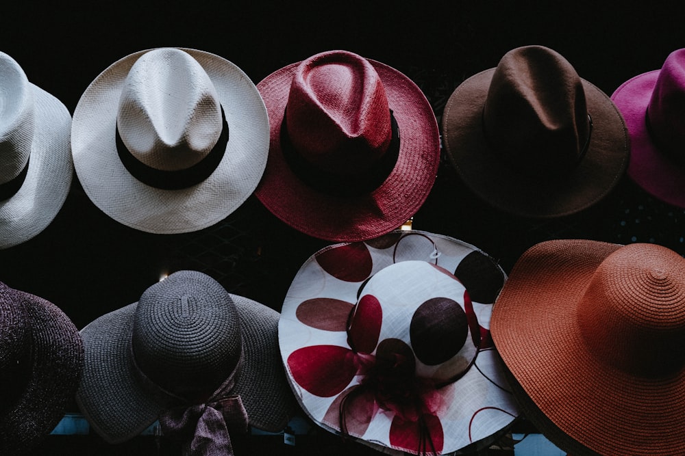 lote de sombreros de vaquero de colores variados