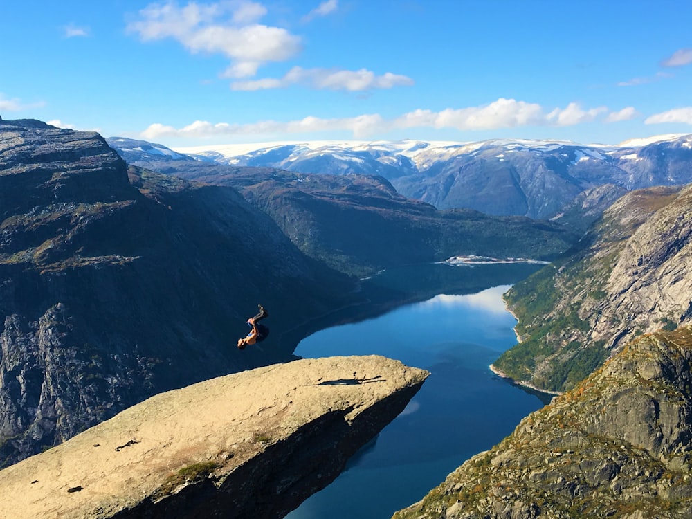 Fotografía a vista de pájaro de una montaña cerca de un cuerpo de agua