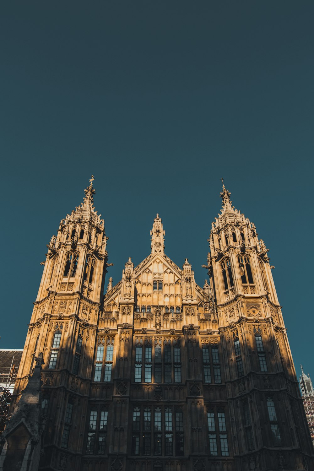 Foto de baixo ângulo da catedral tirada durante o dia