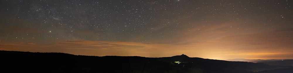 Fotografia di silhouette di montagna