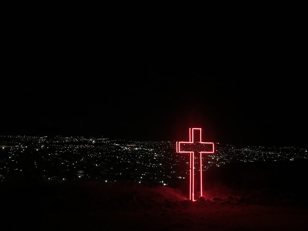 빨간 네온 빛 십자가 간판