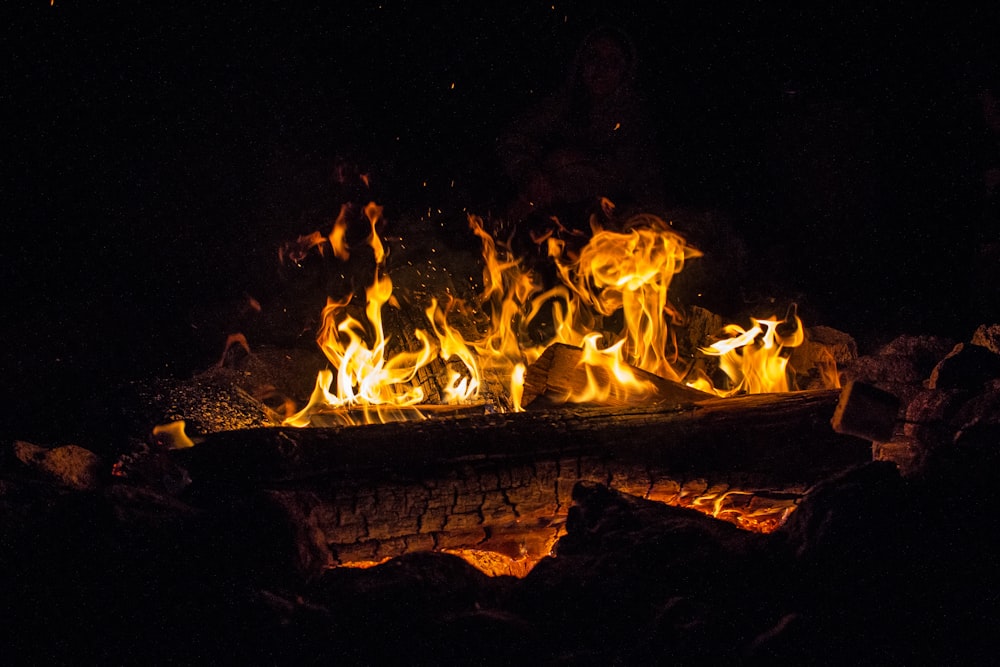 Un fuoco che brucia nel buio con molte fiamme