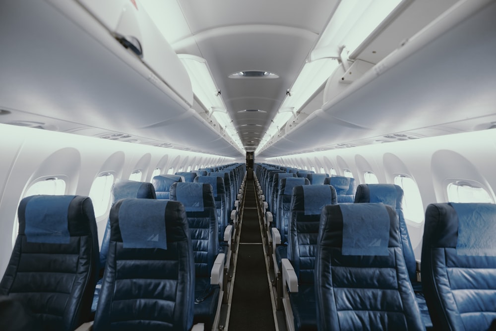 Interno dell'aeroplano blu con sedili