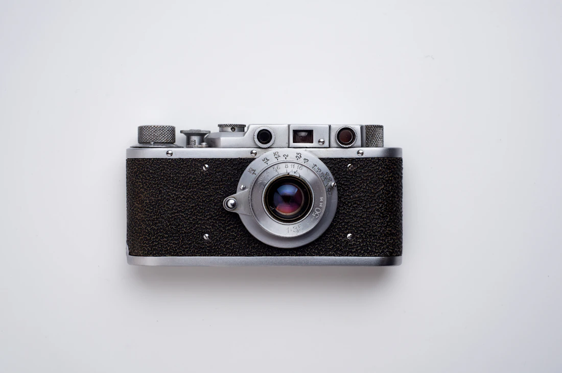 窓辺に置かれたフィルムカメラ