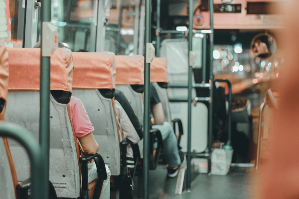 Menschen, die auf Bussitzen sitzen