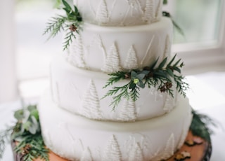 focus photo of white icing-covered 4-tier cake