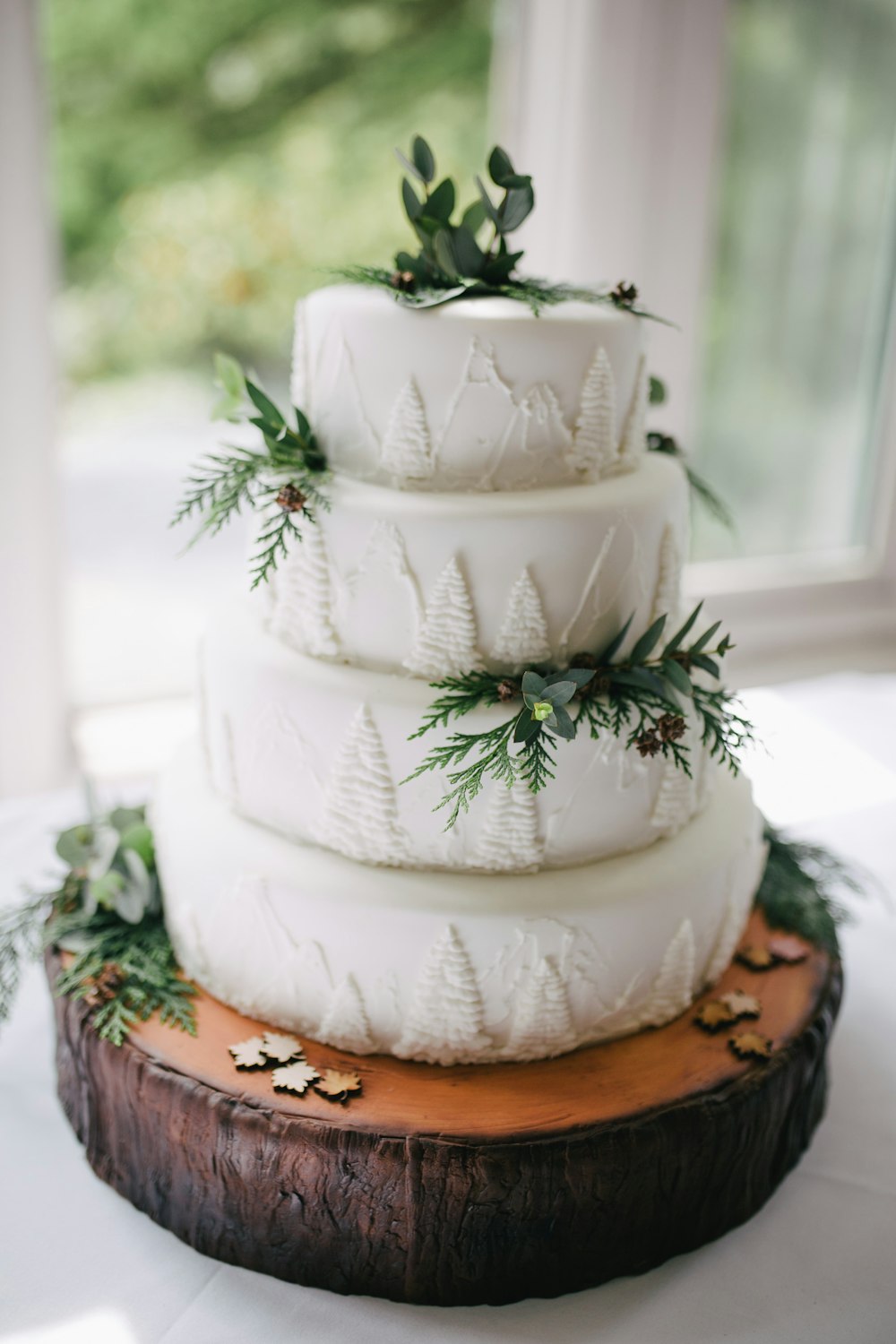 Mise au point d’une photo de gâteau à 4 étages recouvert de glaçage blanc