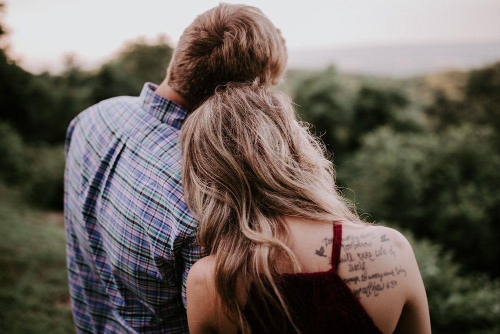 couple debout sur la montagne