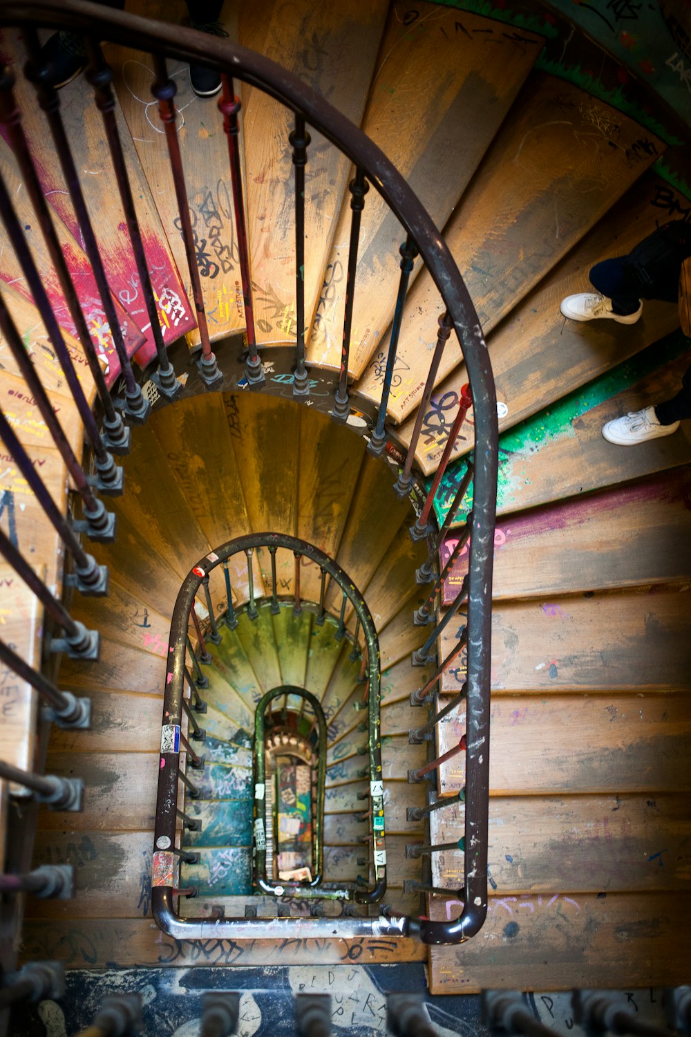 Escada espiral de madeira marrom emoldurada de metal preto