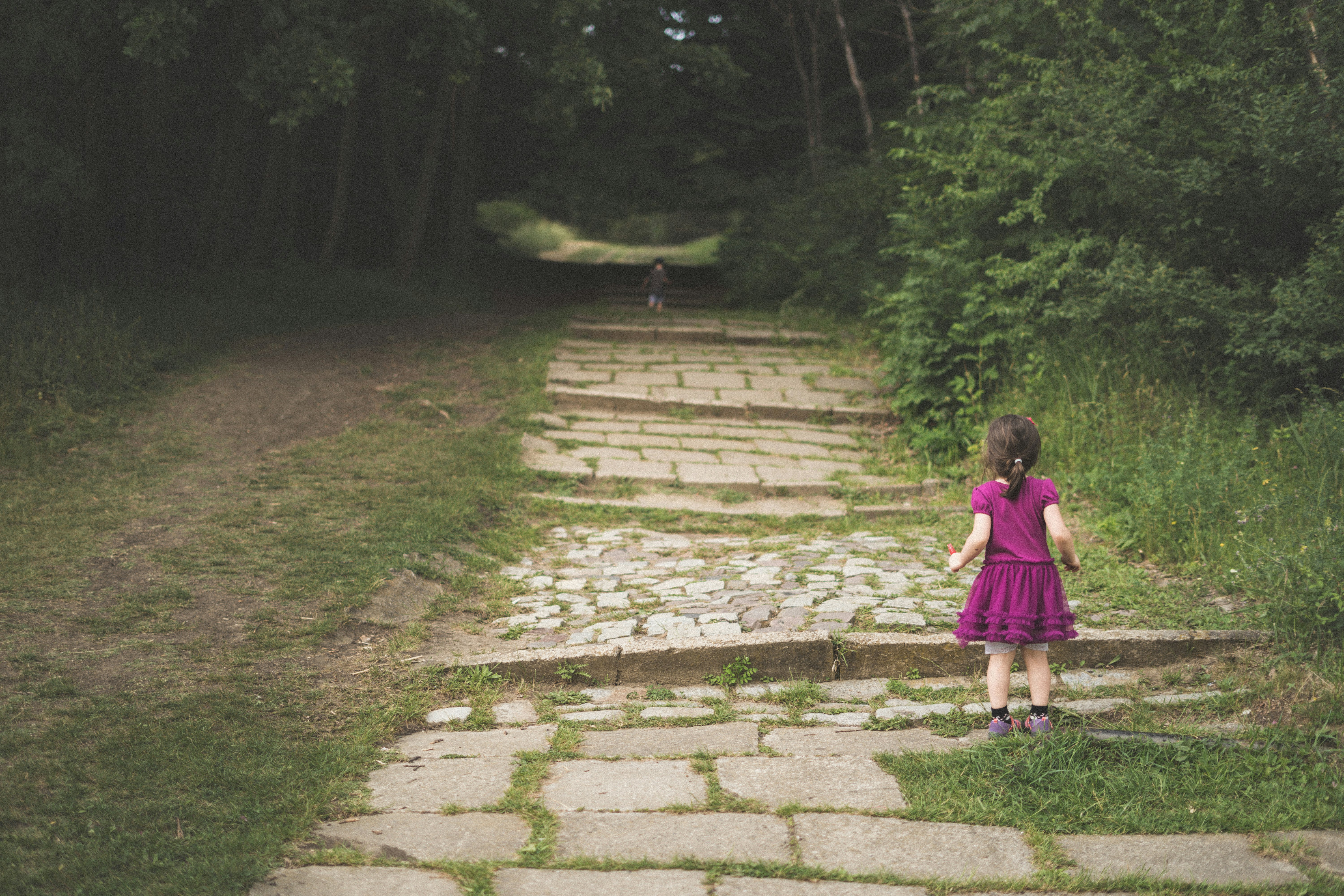 shallow focus photography of girl standing