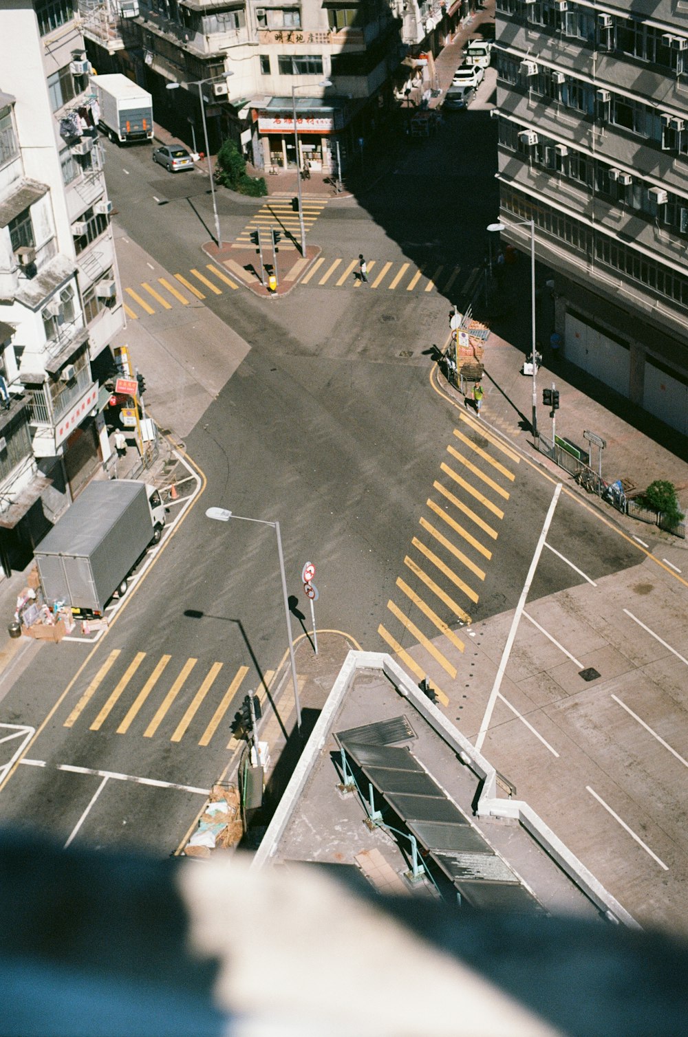 茶色の高層ビル