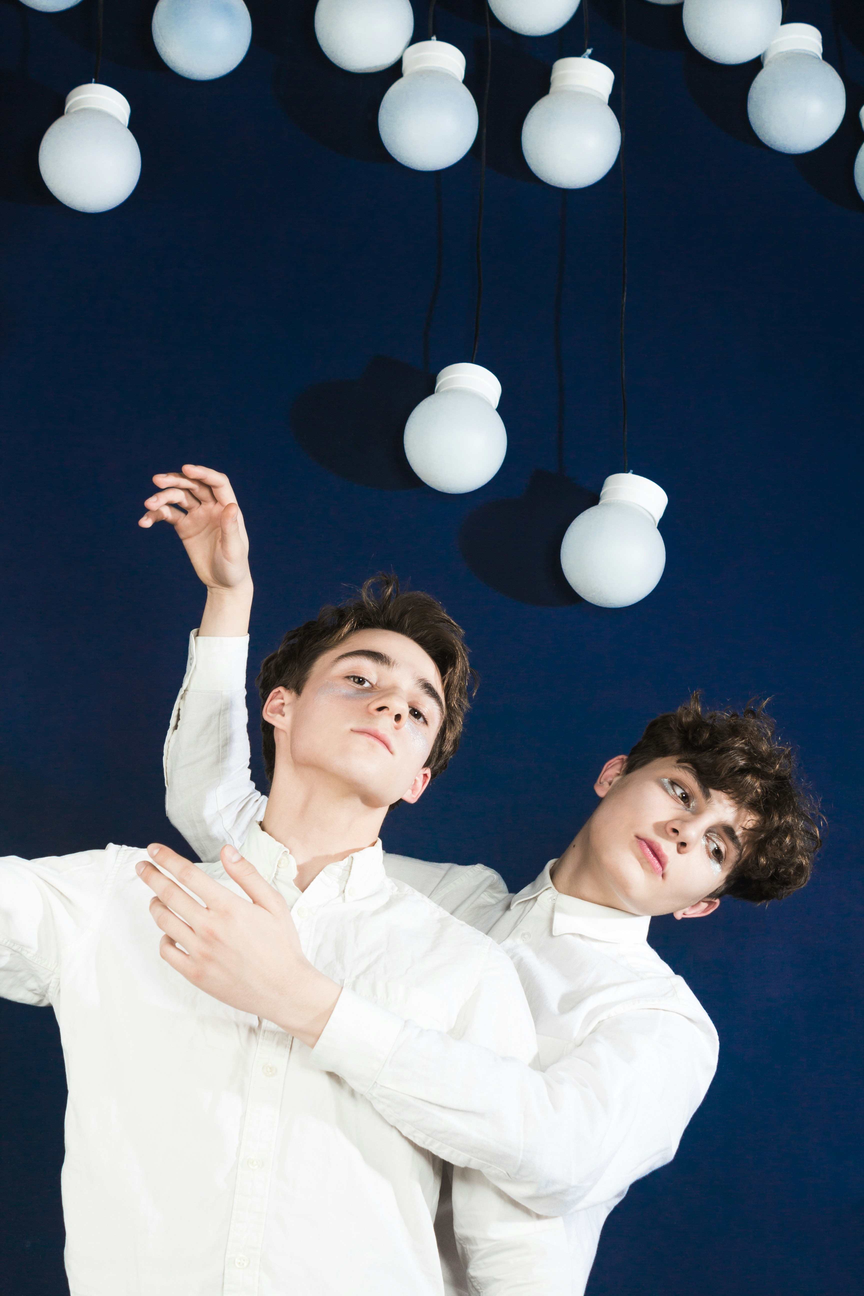 写真のポーズをとる 2 人の男性の写真 Unsplashで見つける青いの無料写真