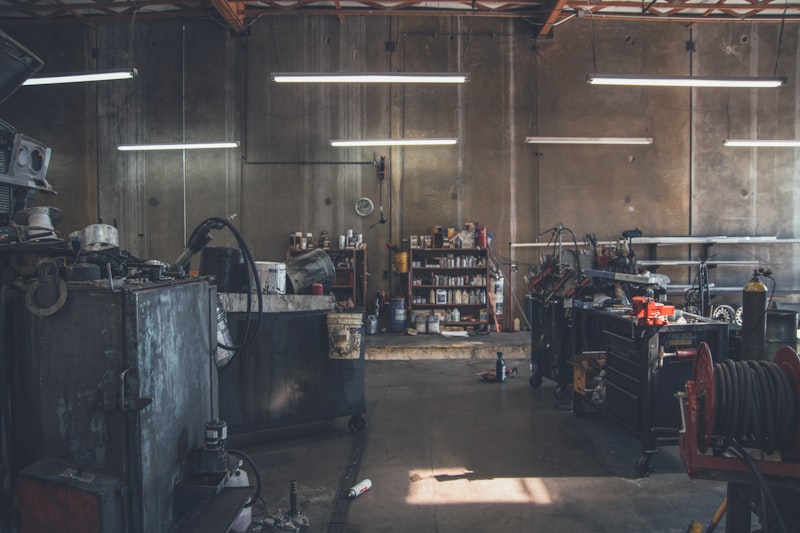 Étagères d'outils et équipements d'atelier