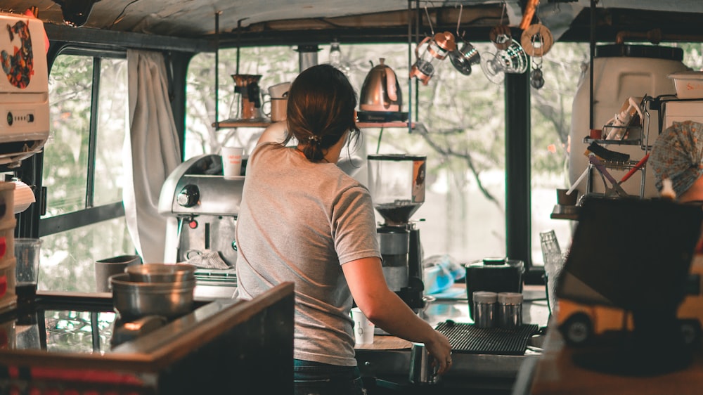 Persona parada cerca de la cocina