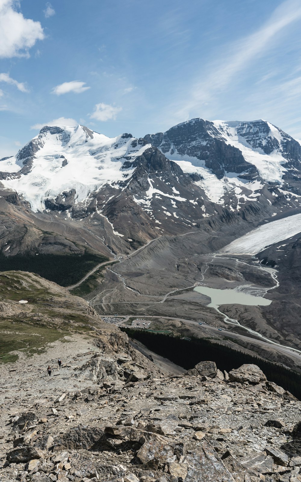 Montagna nera coperta di neve