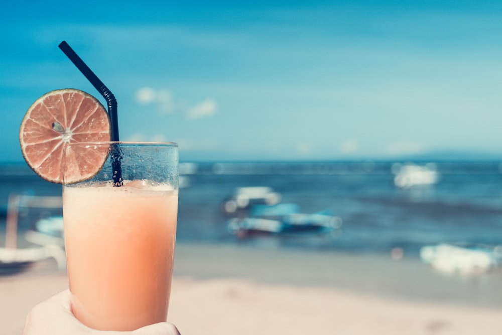 Bebida cítrica con taza y rodaja de fruta foto focal selectiva