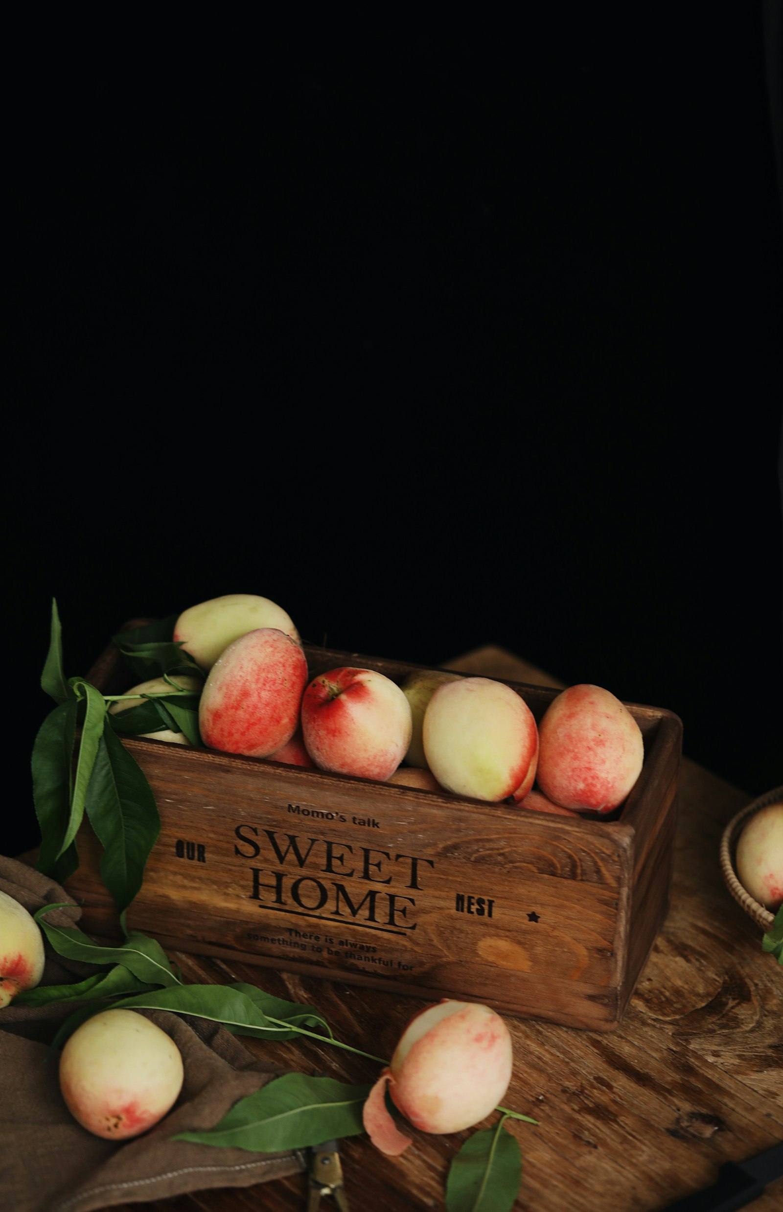 Canon EOS 5D Mark IV + Canon EF 100mm F2.8L Macro IS USM sample photo. Peaches in brown wooden photography