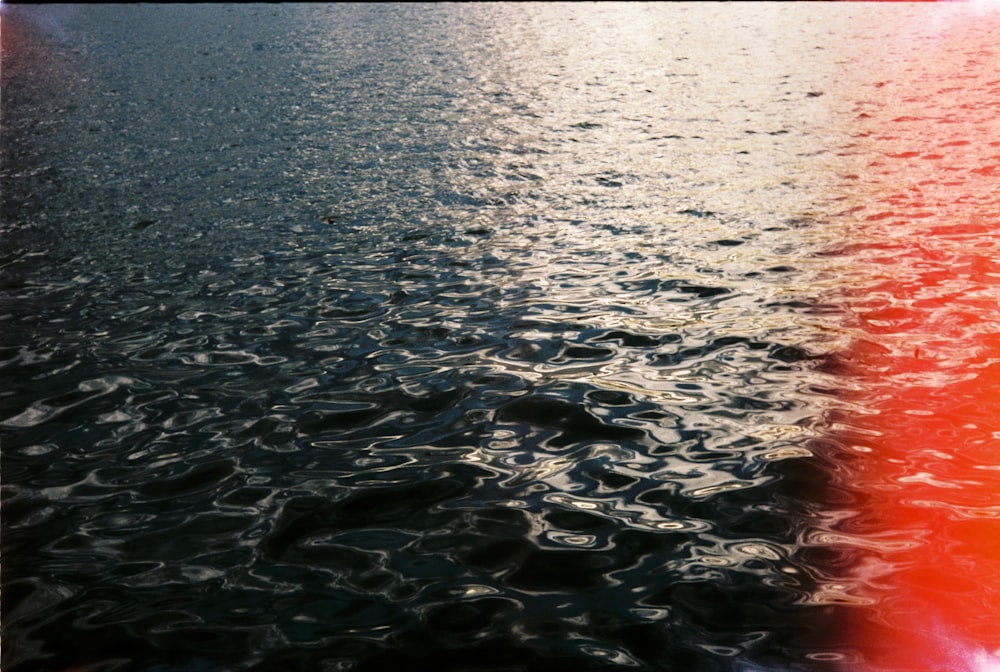 uma imagem de um corpo de água com um barco no fundo