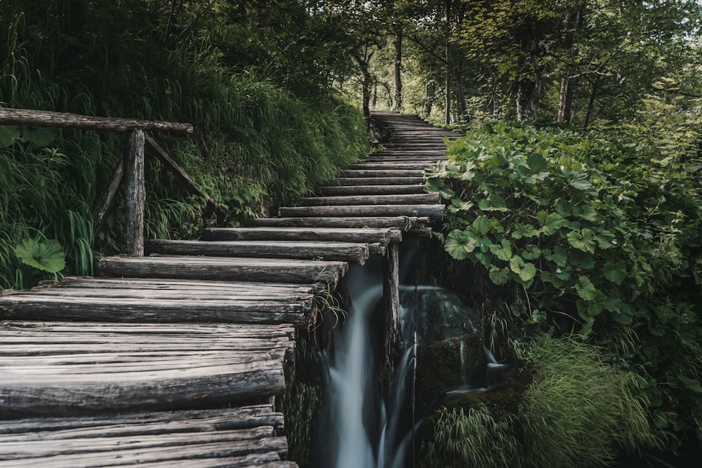 Braune Treppe in der Nähe von Wasserfällen