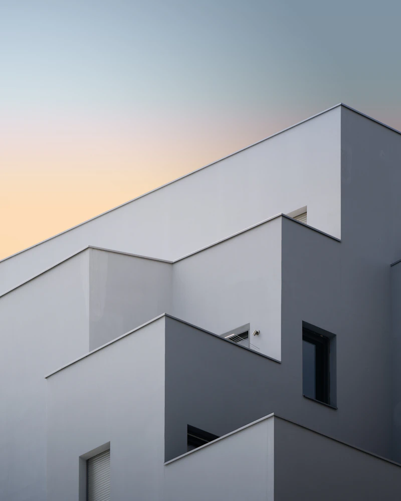 Geometryczna, biała bryła budynku na tle nieba