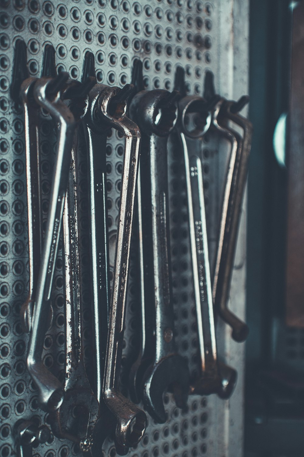 close-up photo of gray combination wrench set