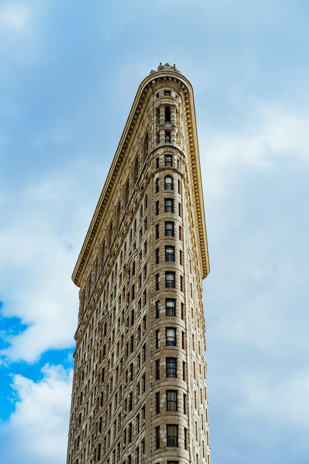 fotografia ad angolo basso di un edificio in ferro piatto