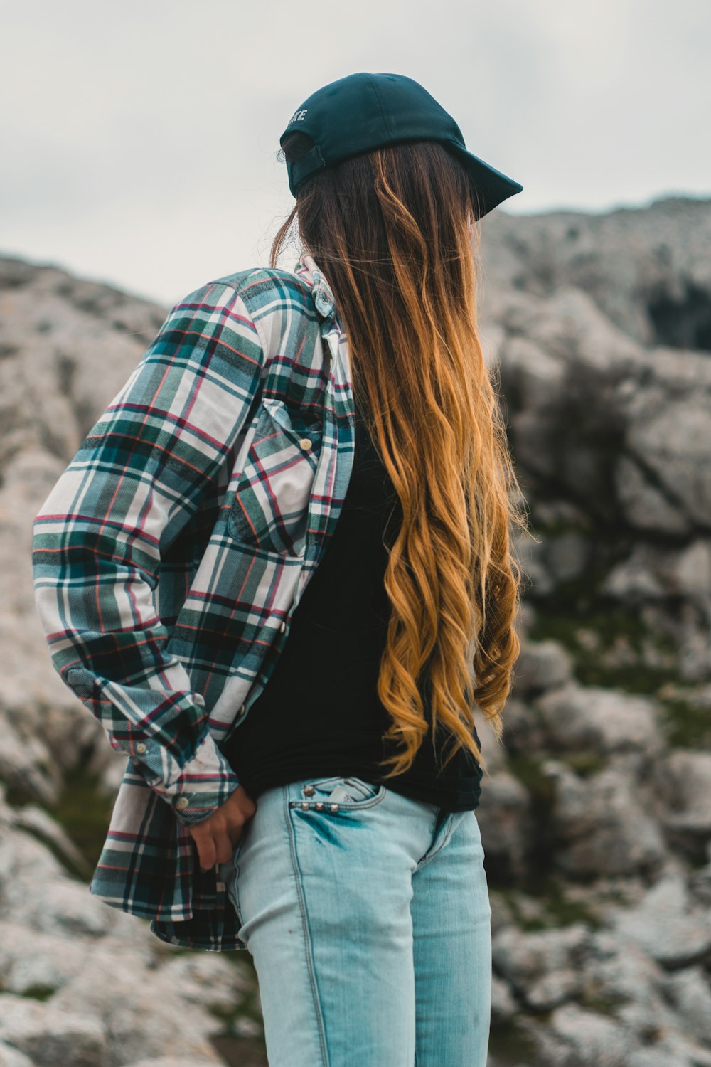 Chemise habillée à carreaux blanc, vert et noir pour femmes portant une casquette verte