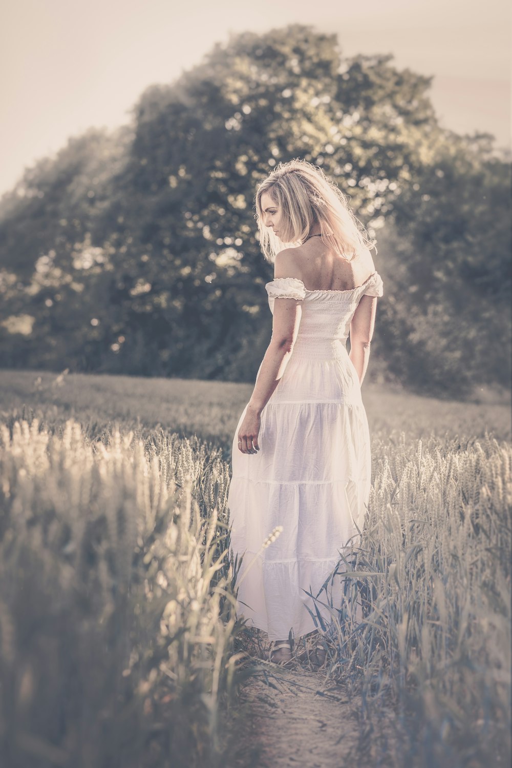 Mujer de pie en el campo