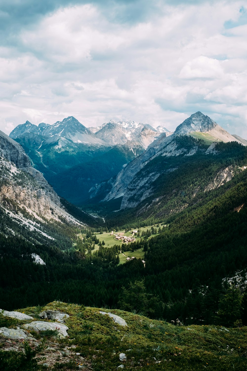 Foto di paesaggio della montagna verde e bianca durante il giorno