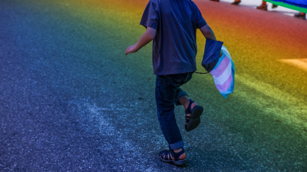 ragazzo che corre attraverso la strada