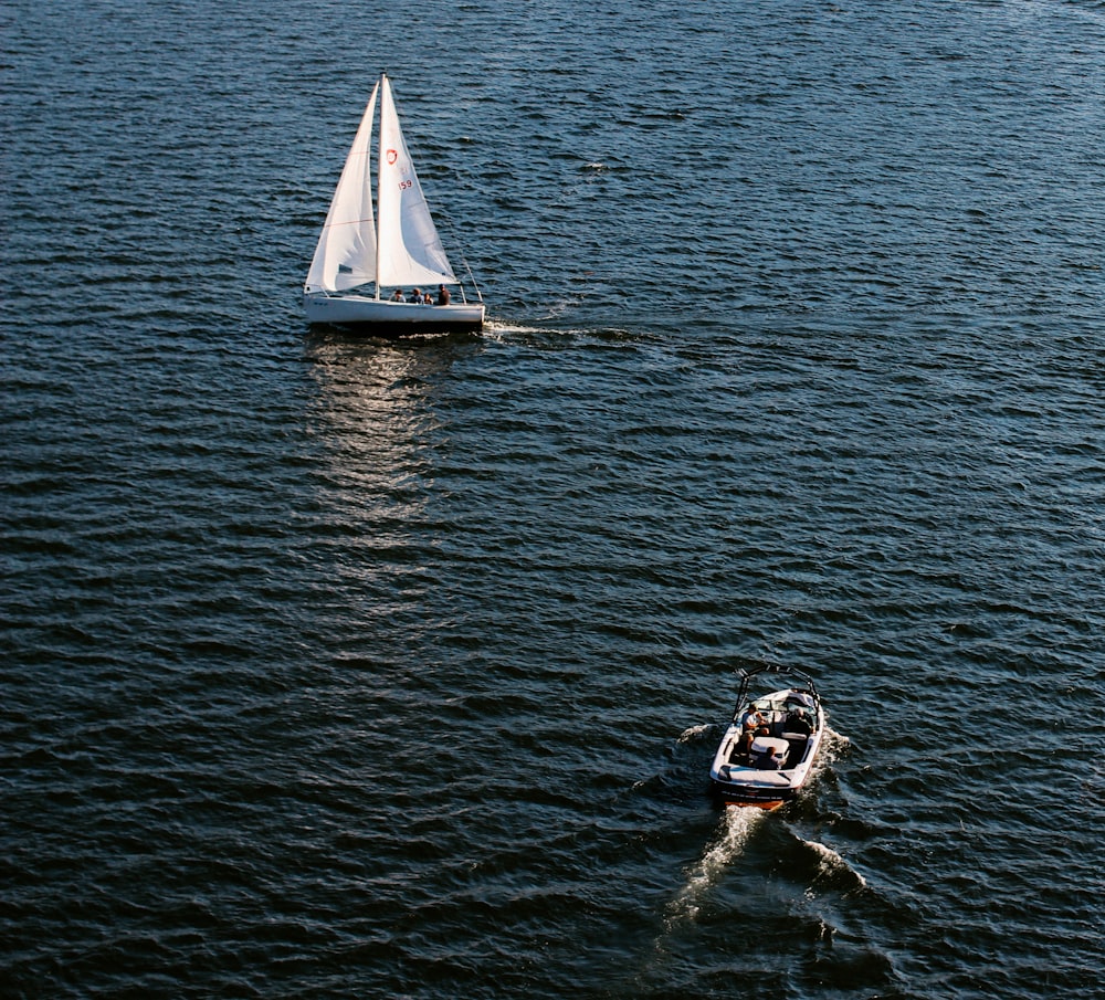 昼間は水に浮かぶ2隻の白いモーターボート