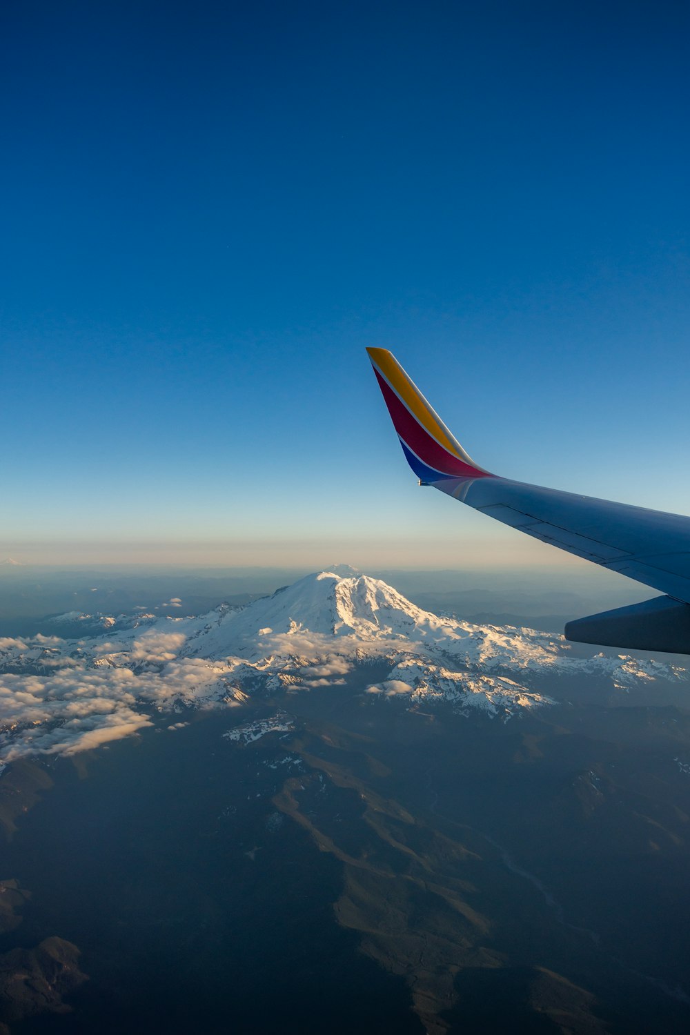 coda bianca e rossa dell'aereo di linea sotto il cielo blu