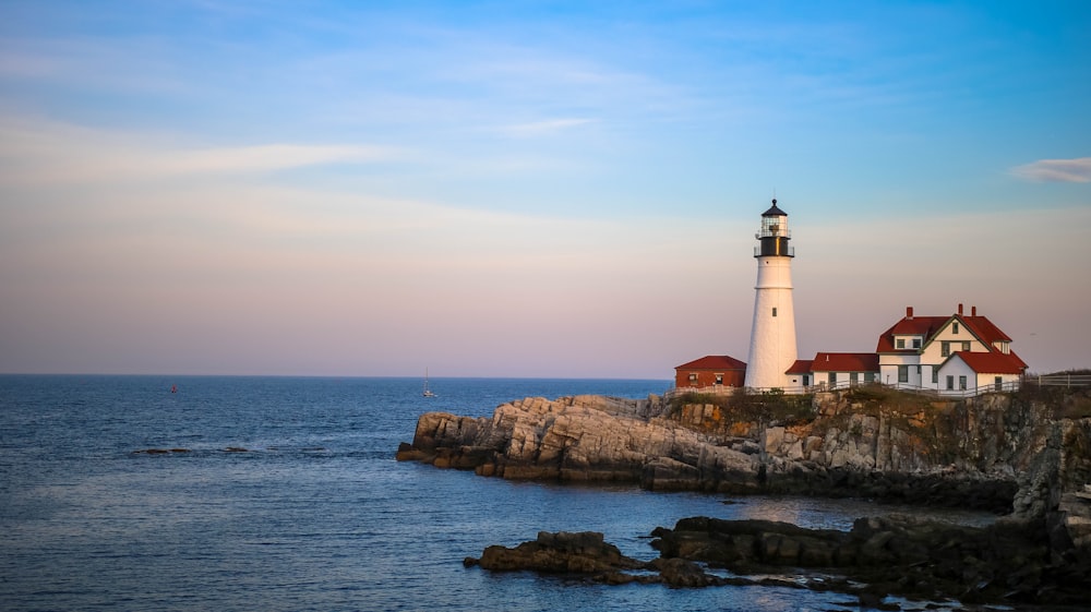 Phare blanc près d’un plan d’eau