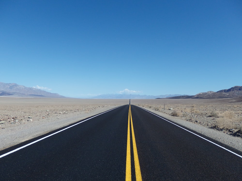 Carretera de hormigón gris durante el día