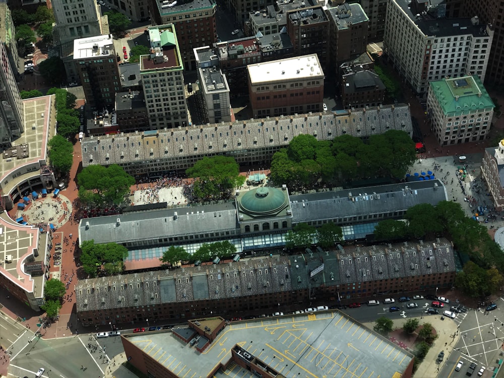 Luftaufnahmen von grauen und braunen Gebäuden