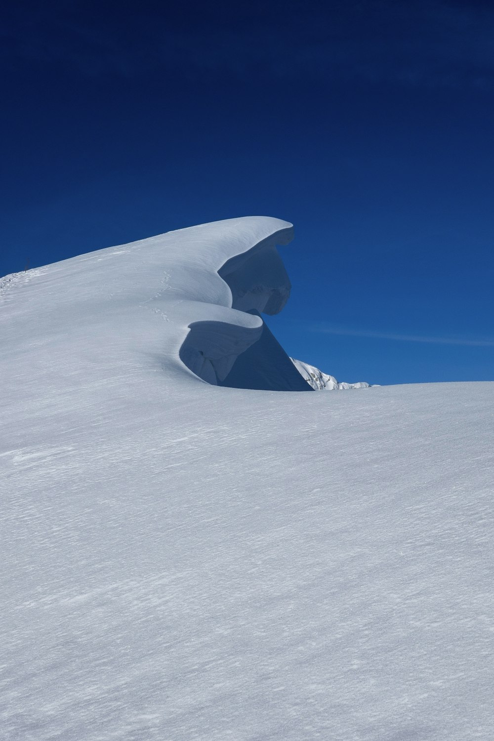 montagna sotto il cielo blu