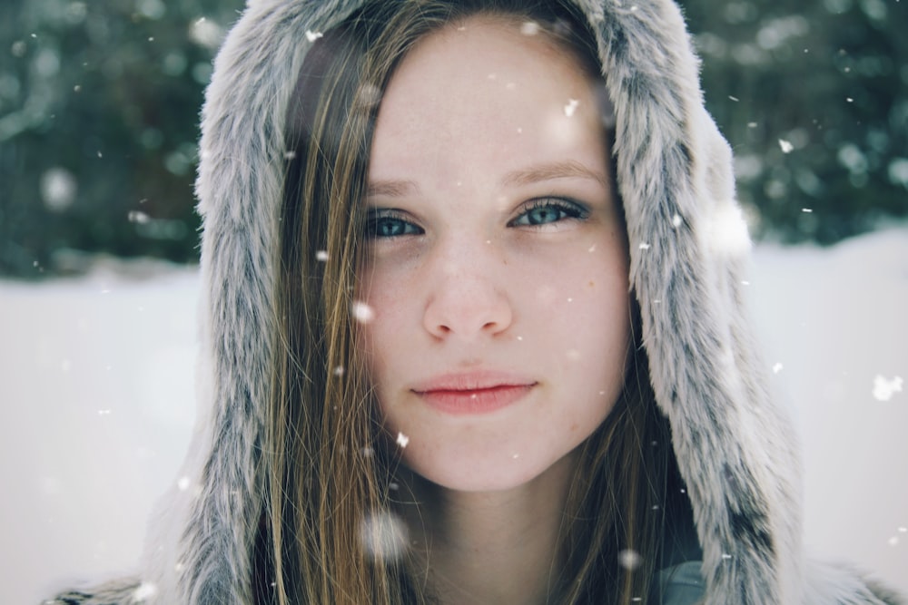 Focus Foto del volto di una donna che indossa una felpa con cappuccio parka