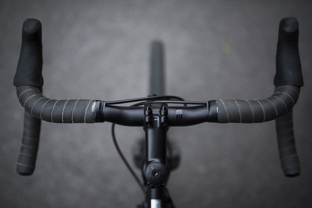 bicicleta de estrada cinza e preto